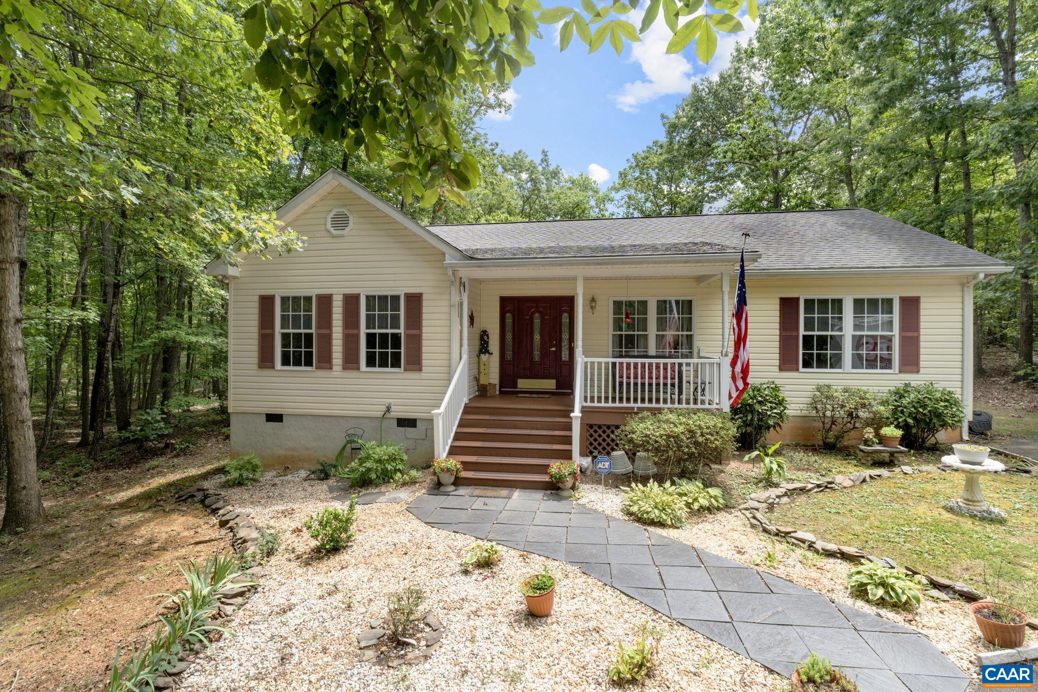 334 Hummingbird Rd, Scottsville