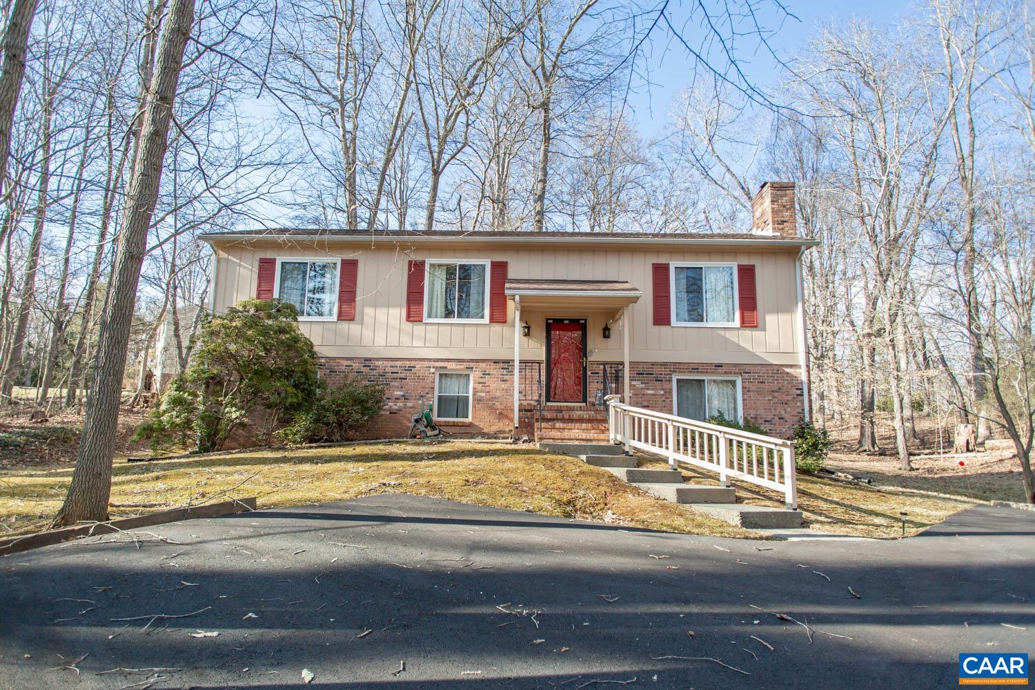 207 Pineridge Ln, Charlottesville