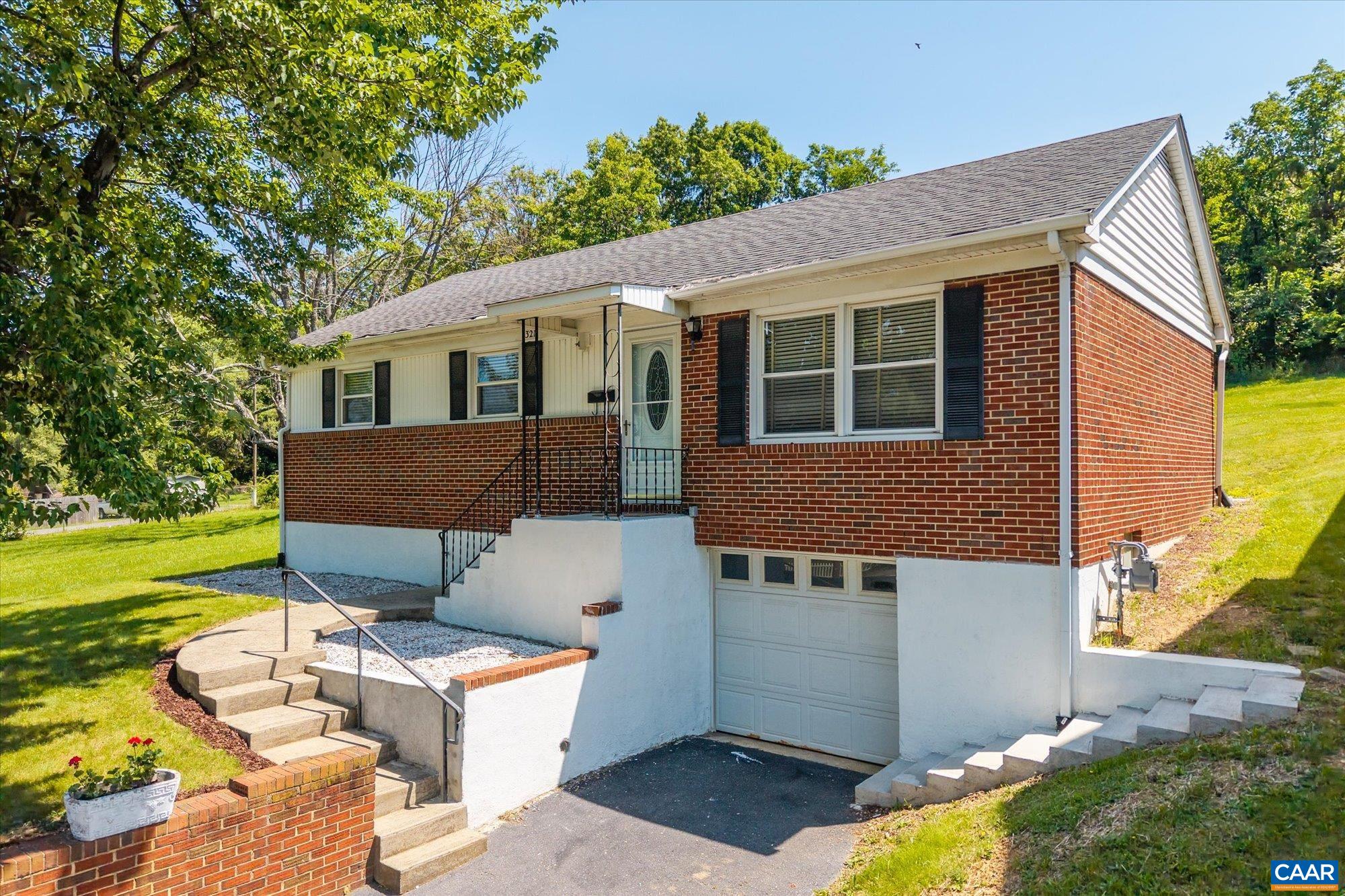 1321 E Main St, Waynesboro
